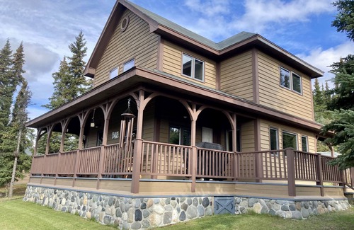 McKinley Park Cabin | Impressive Mountain Views. Craftsman Home. Less than 10 miles to bus depot