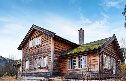Stalheim House | Impressive, rustic log house in the tranquility of nature.