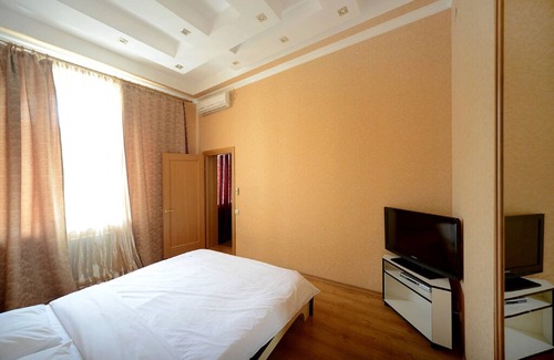 Shevchenkivs'kyi District Apartment | 🌏💛💙🇺🇦 in Київ