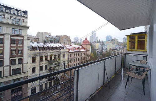 Shevchenkivs'kyi District Apartment | 🌏💛💙🇺🇦 in Київ