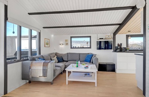 Logstor House | In 1st row and only 100 m from the beach, this light-flooded vacation home welcomes you.