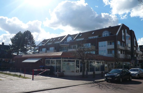Niendorf Apartment | In a bathrobe to the beach .