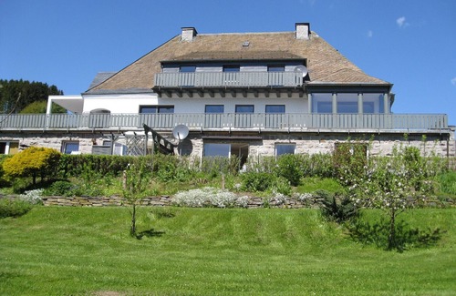 Gleidorf Apartment | in a beautiful country house, luxury refurbishment, right on the forest + near the golf course