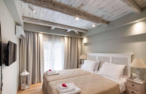 Vlicho Apartment | In a great location just outside Nidri town, enjoy the waterfront of Vlicho Bay and the fabulous sea