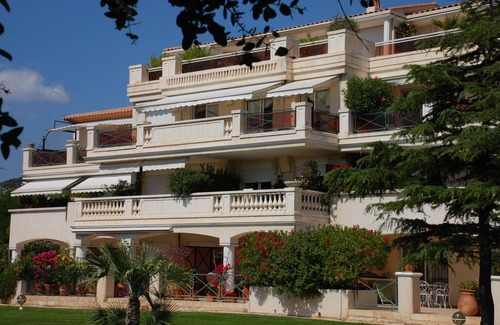 Carqueiranne Apartment | In Carqueiranne, in an exceptional location, a 2-bedroom fully fitted apartment