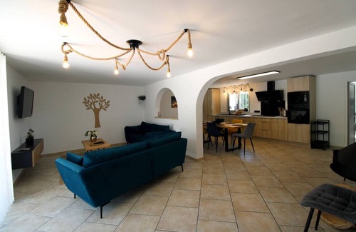 Entressen House | In Entressen, Alpilles, country house with A/C and excellent amenities pets admitted(1).