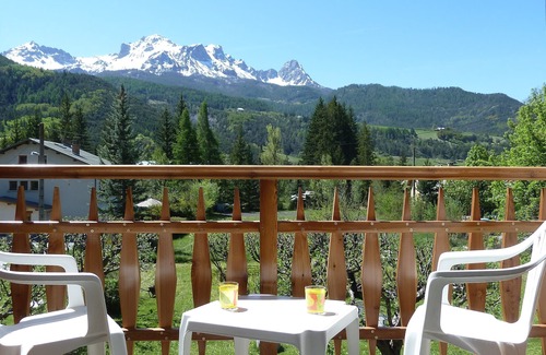 Barcelonnette Apartment | In front of the mountains- 1 bedroom apartment in a chalet looking onto a garden