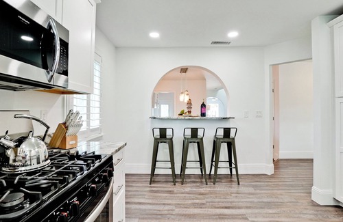 Whitfield House | In law Suite | Walking Distance to Bay | 2 King Beds