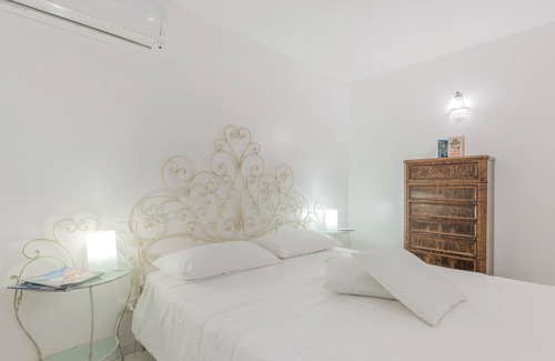 Gaino Apartment | In panoramic position on a hill is this vacation apartment in a three-family house with communal swi
