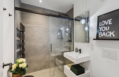 Dreimuhlen Apartment | In the central and popular Dreimühlenviertel, this luxurious and modern vacation apartment welcomes