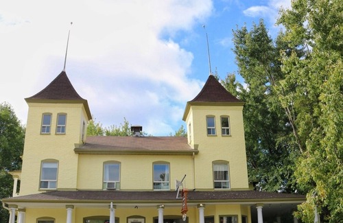 Jonquiere House | In the city center of jonquiere