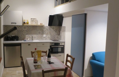 Serignan-du-Comtat Apartment | In the heart of a Provencal village, a converted semi-troglodyte cabin!