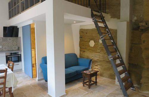 Serignan-du-Comtat Apartment | In the heart of a Provencal village, a converted semi-troglodyte cabin!