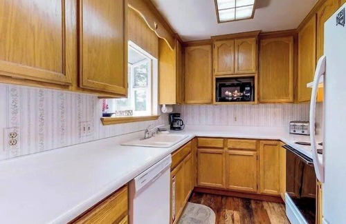 Al Tahoe House | In the Heart of South Lake Tahoe, Featuring Pool Table and Hot Tub!