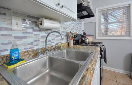 Carrboro Cottage | In the heart of Chapel Hill Walk to UNC & cafés! 3 Bedroom House