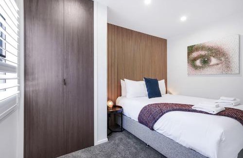 Hamilton Apartment | In the Heart of Hamilton! Modern and Convenient #5 -By KOSH BNB