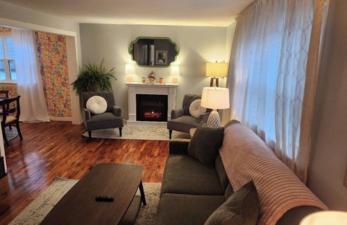 Hampton House | In the heart of Hampton. The Heron's Landing Vacation House.