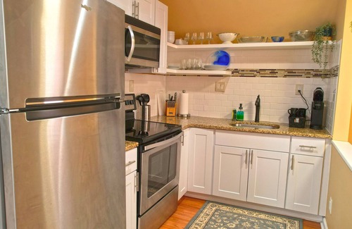 Ohio City Apartment | In the Heart of Ohio City W/ Parking - Steps away from HotSpots