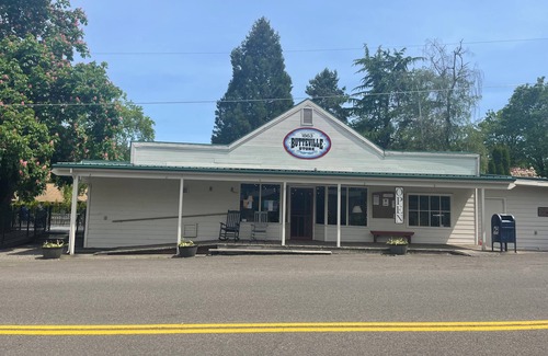 Butteville House | In the heart of Oregon Wine Country - Newley renovated spacious Craftsman Home