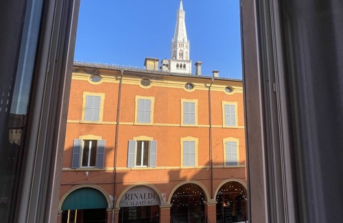 Old Town Apartment | In the heart of the city of Modena Studio apartment with view of Duomo and Ghirlandina