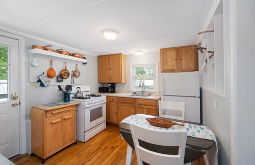 Narragansett Pier Cottage | In the heart of the Pier, short walk to Narragansett Beach, Towers and shops!