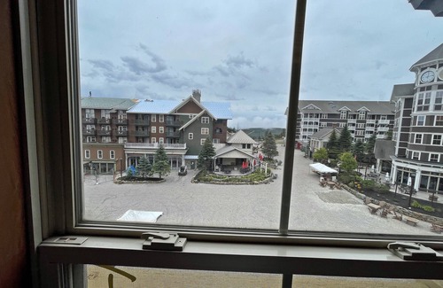 Snowshoe House | In the heart of the village (ski in/out)