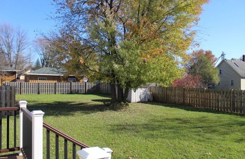 Three Oaks House | In the Heart of Three Oaks - Steps to Downtown