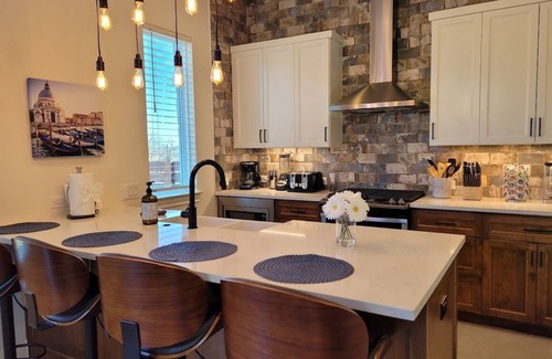 Blackshear-Prospect Hill Condo | In The Hot Middle of All The Action! BEDS FOR 9 HEADS! Awesome View!