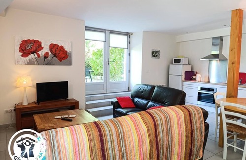 Tour-de-Faure House | In the shade of the lime tree