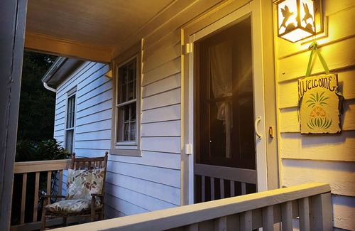 Powhatan House | In the Village Of Powhatan- walking distance to owners restaurant