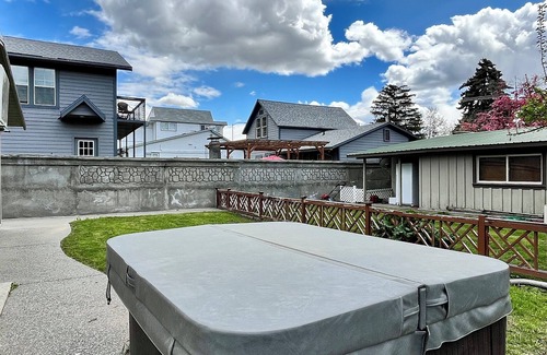 Chelan House | In-Town Escape: Pet-Friendly, Hot Tub, 3-Min Walk to Don Morse Park (waterfront)