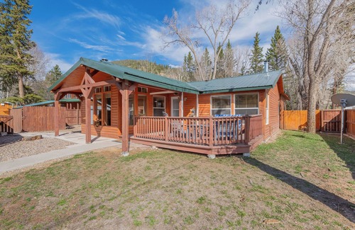 Red River Cabin | In Town-Red River3Bed3Bath, In Town of Red River 3Bed 3Bath