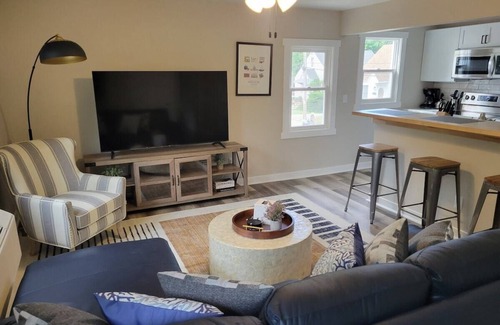 Madison Apartment | In-Unit Laundry, A/C, Free Parking, Dishwasher.