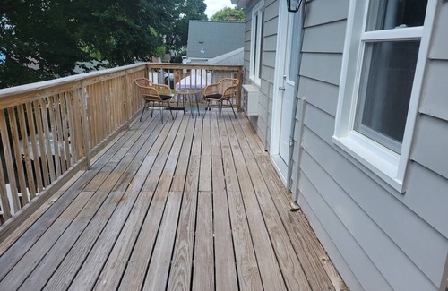 Madison Apartment | In-Unit Laundry, A/C, Free Parking, Dishwasher.