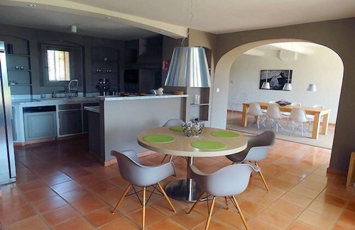 Violes House | In Violès, Vaucluse, exceptional vacation home, air-conditioned, heated pool.