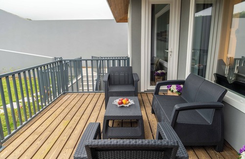 Vila Franca do Campo Apartment | Incense - Newly built house with beautiful backyard, pool and mountain/ocean view