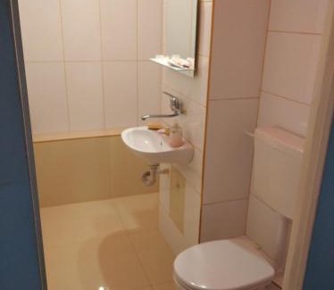 Lugoj Apartment | inchiriez 2 camere in ap cu 3 camere citeste si la despre gazda