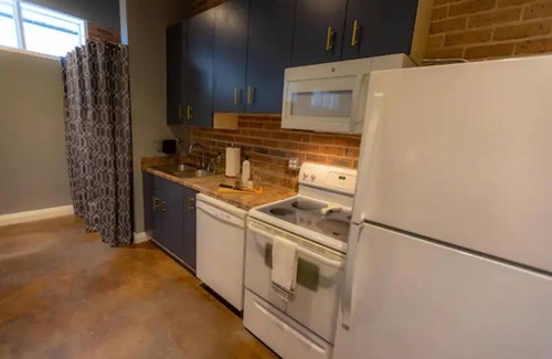 Laurel Apartment | Incognito #3 : located 1 block from The Scotsman
