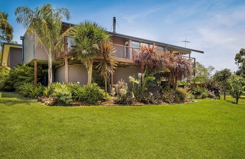 Rhyll House | Incredible 5 bedroom home in picturesque gardens with water views and free WIFI