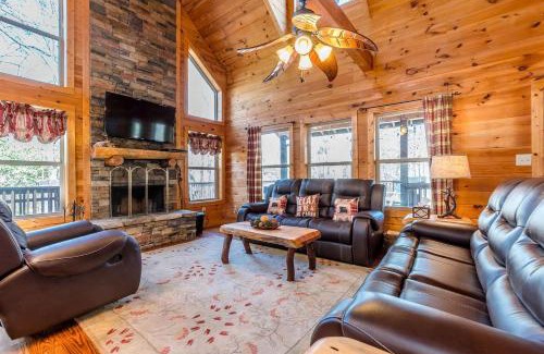 Helen House | Incredible Cabin with Pool Table and Hot-Tub in Cleveland, Georgia