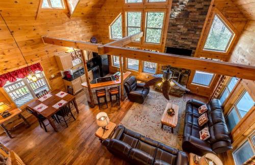 Helen House | Incredible Cabin with Pool Table and Hot-Tub in Cleveland, Georgia