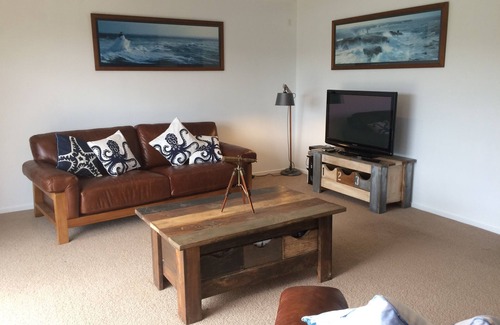 Whangaroa Villa | Incredible harbour views, secluded four bedroom character villa, private drive