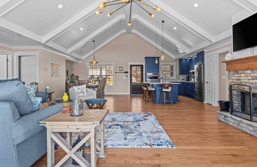 Eatonton House | Incredible Lakefront Sunsets at the completely renovated Paradise Pointe