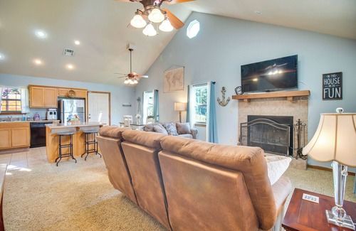 Vian Cabin | Incredible Log Home: 1 Mile From Lake Tenkiller