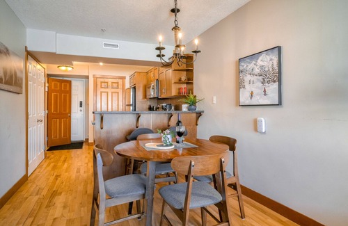 Cougar Creek House | Incredible Mountain View Townhouse Sleep 6 PPL in DT Canmore w/AC & UG Parking