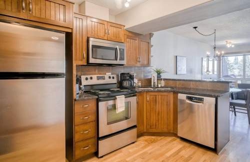 Cougar Creek House | Incredible Mountain View Townhouse Sleep 6 PPL in DT Canmore w/AC & UG Parking