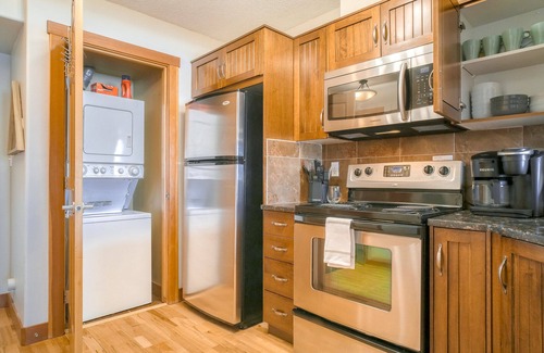 Cougar Creek House | Incredible Mountain View Townhouse Sleep 6 PPL in DT Canmore w/AC & UG Parking