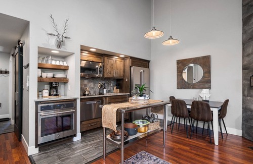 Southwest Bend Condo | Incredible Mt. Bachelor Village Escape, Impeccable Decor, 10 Min to Downtown & Old Mill, Deck, & BBQ