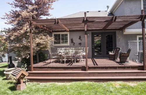 Sandy House | Incredible Sandy Home with Large Deck, Mins to Skiing