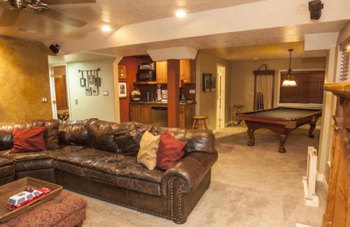 Sandy House | Incredible Sandy Home with Large Deck, Mins to Skiing
